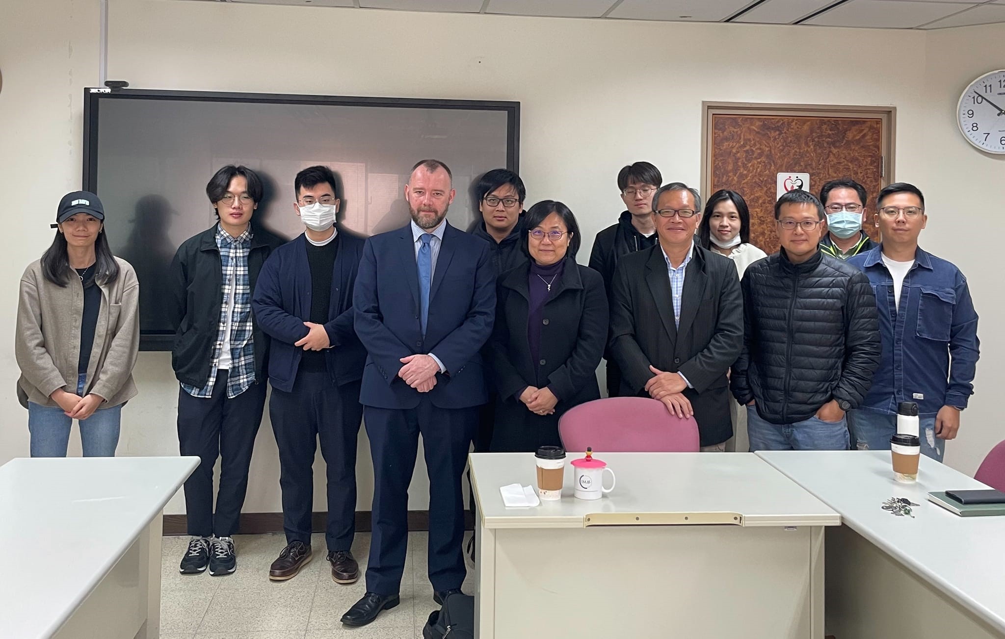  Participants and the speaker took a group photo; the first on the right in the front row is Chen Ping-kuei, director of our Center for Indian Studies, and the second on the right is Fang Tien-tsu, pr